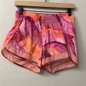 Athleta printed mesh racer run short 4” size xs.